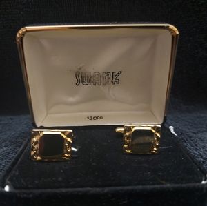 A Set of Gold Colored UN-Monogramed Stylish Cuff Links